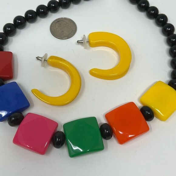 Retro color necklace and pierced hoop earrings set. - Picture 4 of 5